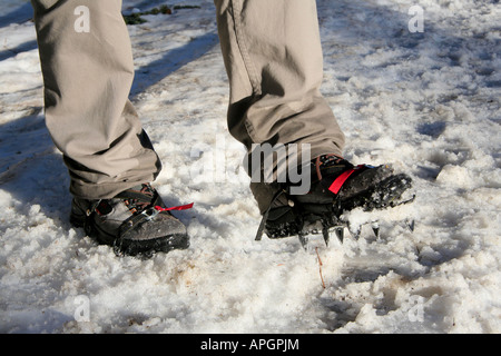 Einstellbare Boot Steigeisen für Wanderungen auf eisigen gefrorenen Schnee in den Bergen Bayern Deutschland Europa Stockfoto