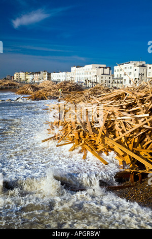 Holz Rückstand mehrere Fuß hoch auf Worthing beach aus der Ladung Schiff Ice Prince. West Sussex England UK Jan 2008 Stockfoto