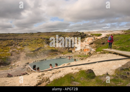 Badegäste in natürlichen heißen Quellen geothermische Gebiet Hveravellir Island innen Stockfoto