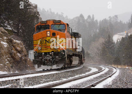 BNSF Güterzug Dämpfe durch einen Schneesturm in den Colorado Rockies in der Nähe der Kreuzung Pinecliff Stockfoto