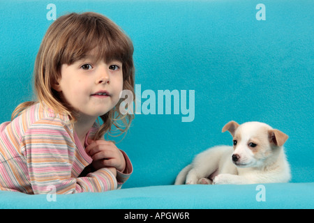 Porträt eines jungen Mädchens liegen neben einem kleinen Mischling Welpen Stockfoto