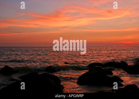 Lebendige Sonnenuntergang und Felsen auf Florida Gulf Coast Stockfoto