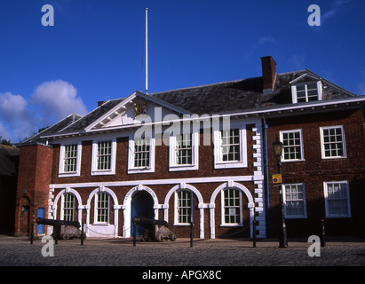 Old Custom House auf historischen Kai von Exeter City Stockfoto