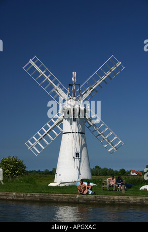 Porträtbild Thurne Windmühle in Norfolk Broads England UK an einem sonnigen Tag Stockfoto