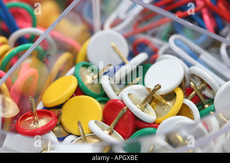 bunte Zeichnung Stifte und Büroklammern in einem Topf Stockfoto