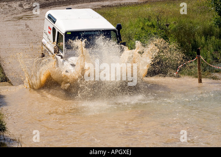 Landrover Defender in Fluss plantschen Stockfoto