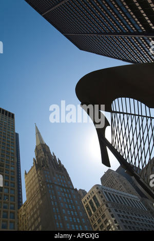 ILLINOIS Chicago Überblick unbenannte Skulptur von Pablo Picasso im Daley Plaza blauen Himmel oben von Bürogebäuden Stockfoto