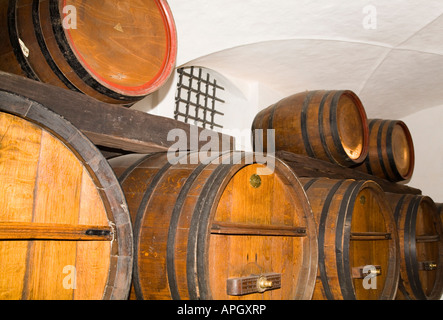 Wein Alter in einem Keller mit traditionellen Eiche Weinfässer Stockfoto