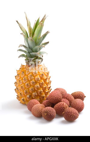 Ananas und Litschis auf weißem Hintergrund Stockfoto