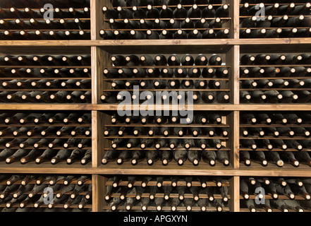 Weinregal gefüllt mit Flaschen Qualitätswein Stockfoto