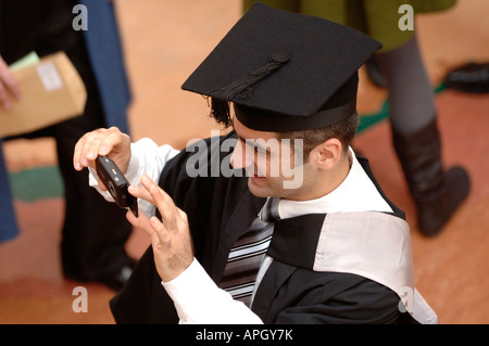 Abschlusstag: Feierlichkeiten als Absolventen fotografieren ihren Tag. Bild von Jim Holden. Stockfoto