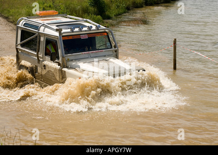 Landrover Defender Furt Fluss Stockfoto