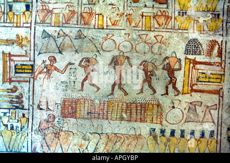 Original Gemälde an der Wand des Inneren des Grabes von Neferrenpet an den Gräbern der Adligen. West Bank von Luxor Ägypten. Stockfoto