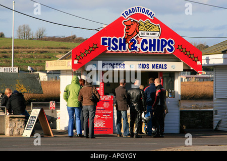 traditionellen Fish &amp; Chips stall West Bay, früher bekannt als Bridport Harbour an der Jurassic Coast in Dorset, England. Stockfoto