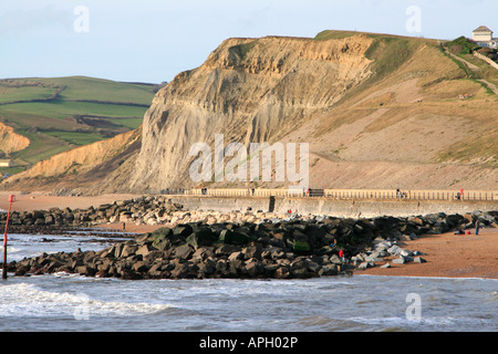 Meer Abwehrkräfte West Bay, früher bekannt als Bridport Harbour an der Jurassic Coast in Dorset, England. Stockfoto