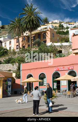 Der Platz Plaza De La Constitución ist der zentrale Treffpunkt für die 3000 Einwohner des kleinen Dorfes Stockfoto