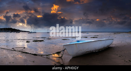 Dämmerung Licht über Appledore und Torridge und Taw Estuary vom Strand an angesehen Instow, Devon. Stockfoto