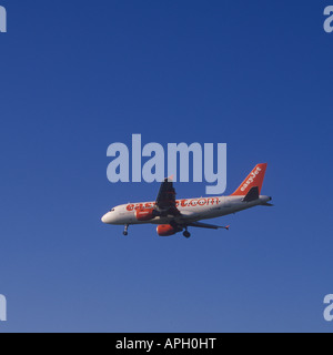 EasyJet Flugzeug Airbus A319-111 Reg G-EZIV im Endanflug auf den Flughafen von Palma De Mallorca-Balearen-Spanien Stockfoto