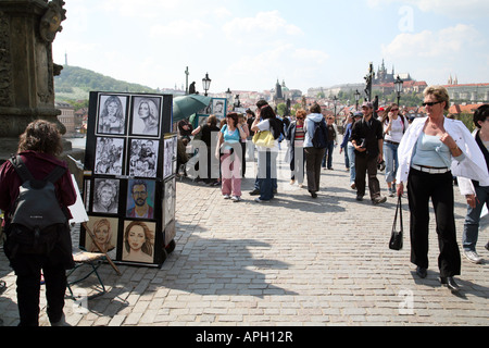 Künstler arbeiten und Touristen, Karlsbrücke, Prag Stockfoto