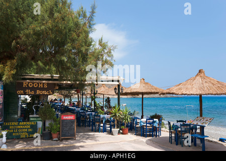 Traditionelle Taverne direkt am Strand und Zimmer lassen, Kato Zakros, Provinz Lassithi, Ostküste, Kreta, Griechenland Stockfoto