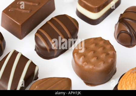 Auswahl von Pralinen, die isoliert auf weißem Hintergrund Stockfoto