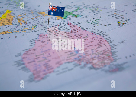 Flagge Pin platziert auf Weltkarte in Darwin Australien Stockfoto