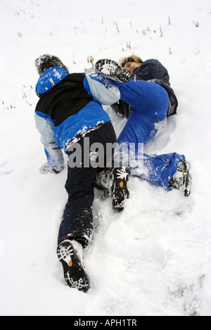 Mutter und Sohn Spaß auf dem Schnee. Stockfoto