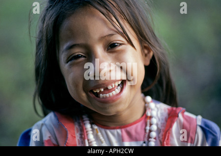 Porträt von einem sehr jungen Boras indische Mädchen in ihrem abgelegenen Dorf in der Nähe von Iquitos Peru im Amazonas-Regenwald Stockfoto