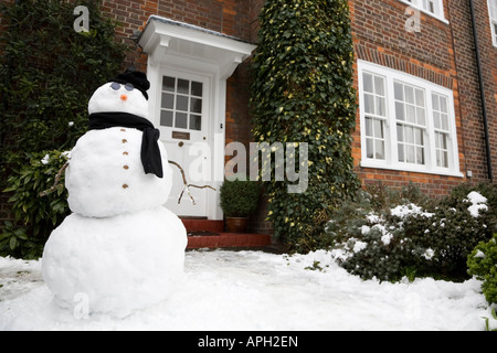 Schneemann vor der Tür eines Hauses im winter Stockfoto