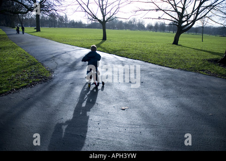 Kind auf dem Fahrrad mit Stabilisatoren Stockfoto