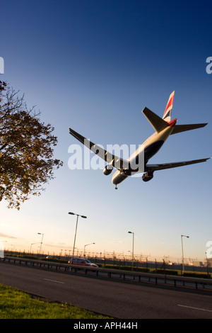 British Airways Boeing 777-236ER kommen auf Runway 27 L landen am Flughafen London Heathrow UK Stockfoto