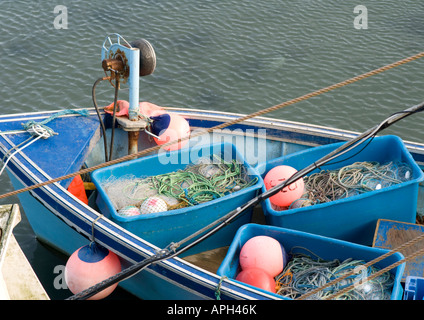 Boot mit Schwimmern, Netzen und Tackle gefesselt im Hafen Stockfoto