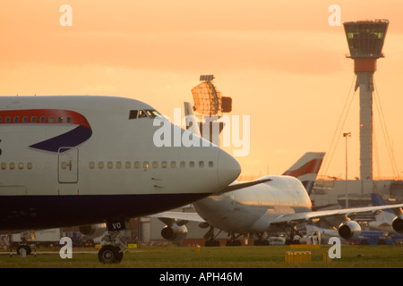 Verkehrsflugzeuge und neuen Air traffic Tower am London Heathrow Airport England UK Stockfoto