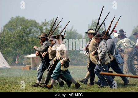 Konföderierten Truppen marschieren in die Schlacht um die Nachstellung der amerikanische Bürgerkrieg Schlacht von Richmond Kentucky Stockfoto