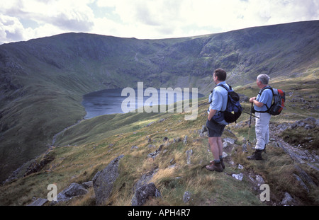 Wanderer mit Blick auf Gletscher Tarn Blea Wasser von High Street im englischen Lake District National Park Cumbria Stockfoto