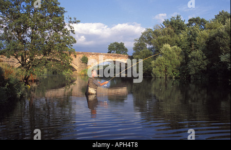 Fliegenfischen auf dem Fluß Eden an große Musgrave bei Brough Cumbria England Stockfoto