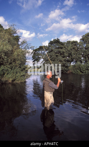 Fliegenfischen auf dem Fluß Eden an große Musgrave bei Brough Cumbria England Stockfoto