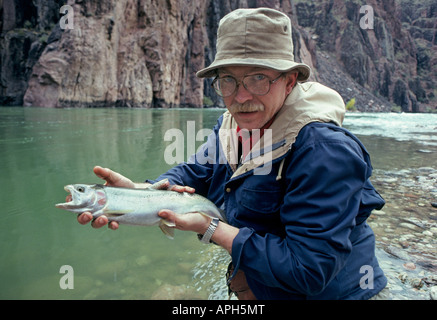 Ein Rucksack Fliegenfischer hält eine große Regenbogenforelle, die er in der Nähe von Phantom Ranch in Colorado River gefangen Stockfoto