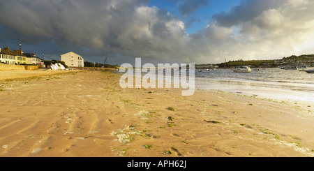 Instow Beach durch den Fluss Torridge in Richtung Bideford Devon, England suchen Stockfoto