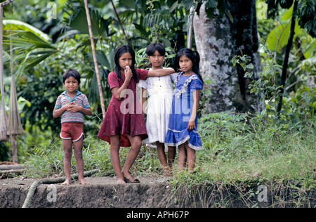 Eine Gruppe von indischen Kindern stehen am Ufer von einem Amazonas-Nebenfluss von ihrem kleinen abgelegenen Dorf im Regenwald Stockfoto