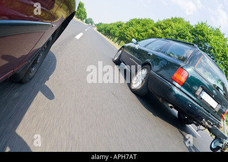 Einen Trailer auf der Ortsstraße überholen Stockfoto