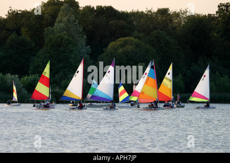 Kinder Segeln Topper auf einem See in Suffolk, England Stockfoto