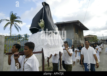 Filipinos tragen ein Bildnis der Jungfrau Maria durch die Straßen von Mansalay, Oriental Mindoro, Philippinen, während Karfreitag. Stockfoto