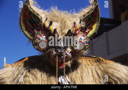 Porträt eines maskierten Bärentänzers während des Diablada-Tanzes, Oruro-Karneval, Bolivien Stockfoto