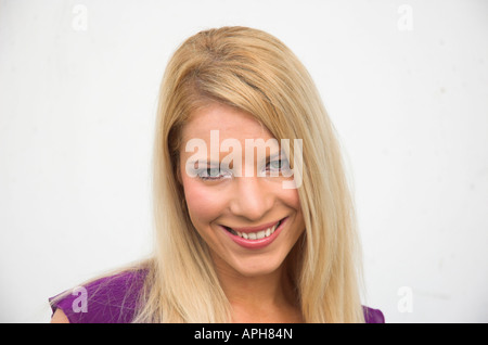 Porträt einer hübsche junge blonde Frau Stockfoto