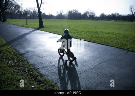 Kind auf dem Fahrrad mit Stabilisatoren Stockfoto