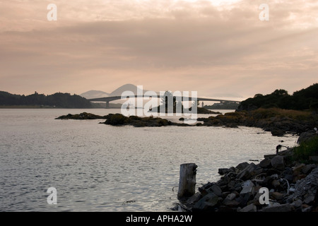 Die Hebridean Princess unter die Skye-Brücke bei Kyle of Lochalsh fährt an der Westküste von Schottland Stockfoto