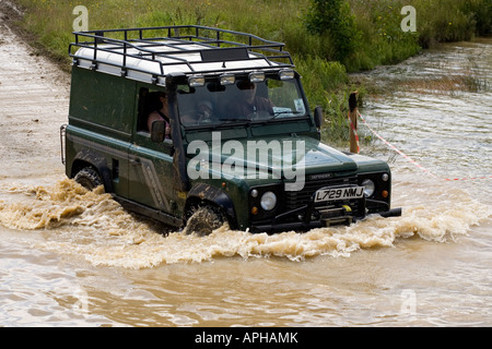 Landrover Defender Furt Fluss Stockfoto