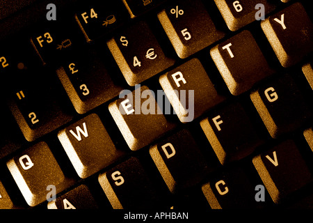 Nahaufnahme von QWERTY-Tasten auf der Computertastatur mit warmen Seitenbeleuchtung Stockfoto