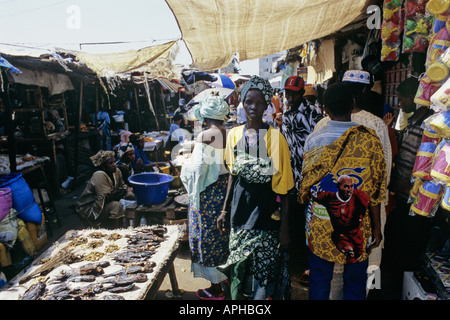 Afrikanische Frauen gehen vorbei an den Fisch stand auf dem Markt in Serekunda die größte Stadt in Gambia Stockfoto